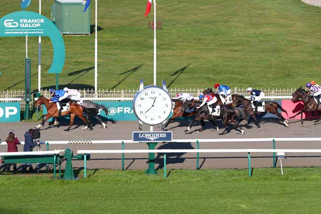 Photo d'arrivée de la course pmu PRIX DU CARREFOUR DES BOULEAUX à CHANTILLY le Jeudi 26 décembre 2024