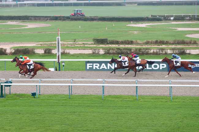 Photo d'arrivée de la course pmu PRIX DU VEXIN NORMAND à DEAUVILLE le Vendredi 27 décembre 2024