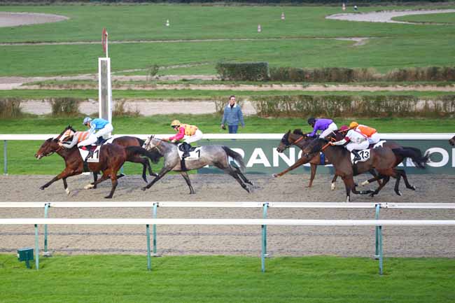 Photo d'arrivée de la course pmu PRIX GRANDES DALLES à DEAUVILLE le Vendredi 27 décembre 2024