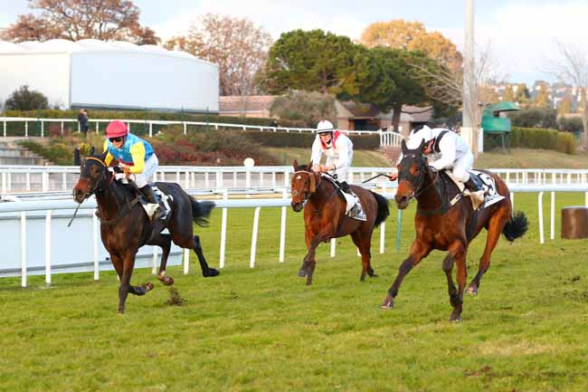 Photo d'arrivée de la course pmu PRIX HENRI VERAN à CAGNES-SUR-MER le Lundi 30 décembre 2024