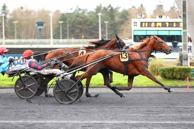 Photo d'arrivée de la course pmu PRIX GELINOTTE à PARIS-VINCENNES le Dimanche 5 janvier 2025