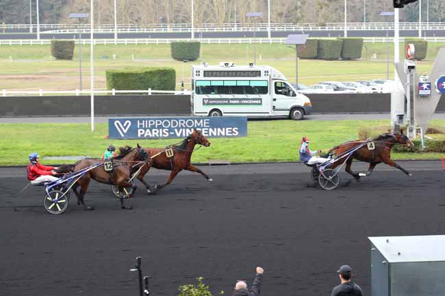 Photo d'arrivée de la course pmu PRIX DE SAINT-FLOUR à PARIS-VINCENNES le Samedi 11 janvier 2025