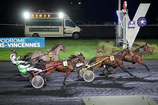 Photo d'arrivée de la course pmu PRIX DE MAUQUENCHY à PARIS-VINCENNES le Mercredi 15 janvier 2025