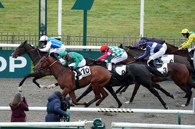 Photo d'arrivée de la course pmu PRIX DES TROIS CLAIRIERES à CHANTILLY le Jeudi 16 janvier 2025