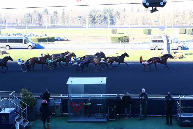 Photo d'arrivée de la course pmu PRIX DE MOUTIERS à PARIS-VINCENNES le Dimanche 2 février 2025
