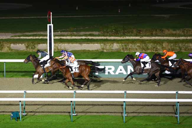 Photo d'arrivée de la course pmu PRIX DES COTTAGES à DEAUVILLE le Samedi 8 février 2025