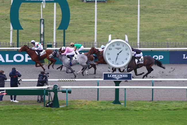 Photo d'arrivée de la course pmu PRIX DU CARREFOUR DU CLOS-LA-BARRE à CHANTILLY le Jeudi 13 février 2025