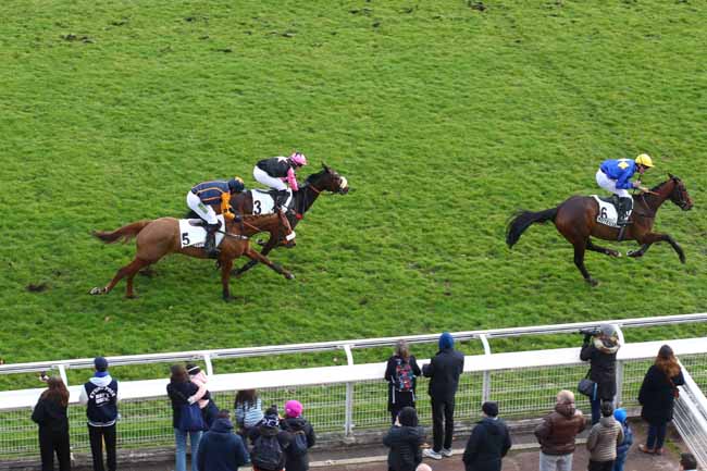 Photo d'arrivée de la course pmu PRIX VARAVILLE à AUTEUIL le Samedi 15 février 2025