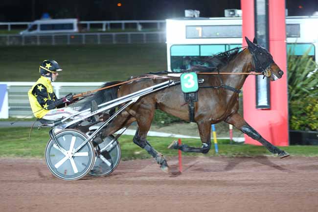 Photo d'arrivée de la course pmu PRIX CYRANO II à ENGHIEN le Vendredi 7 mars 2025