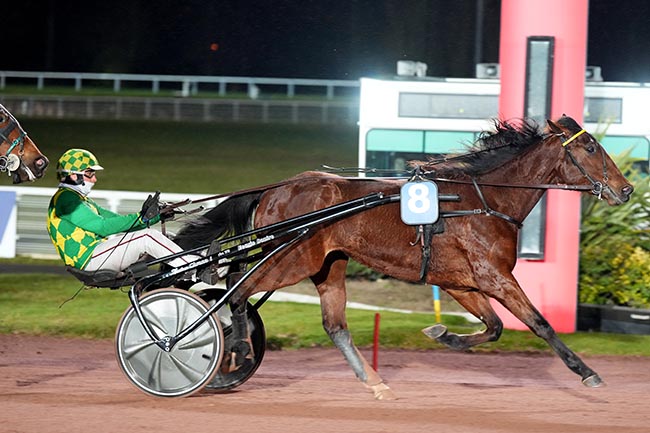 Photo d'arrivée de la course pmu PRIX DE L'ALENE D'OR à ENGHIEN le Mardi 11 mars 2025