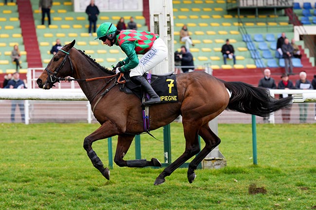 Photo d'arrivée de la course pmu PRIX RABASTENS à COMPIEGNE le Mercredi 12 mars 2025