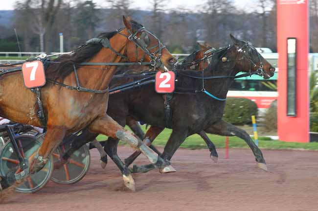 Photo d'arrivée de la course pmu PRIX DE GAGNY à ENGHIEN le Vendredi 14 mars 2025