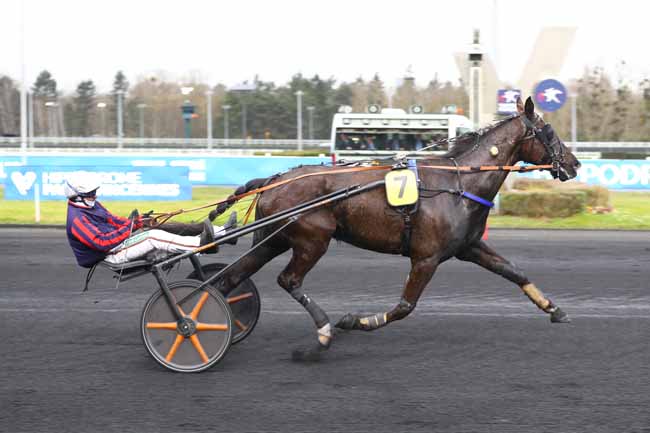 Photo d'arrivée de la course pmu PRIX ENCELADUS à PARIS-VINCENNES le Vendredi 21 mars 2025