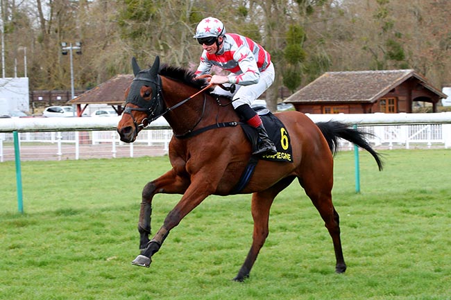 Photo d'arrivée de la course pmu PRIX DU MONT CENIS à COMPIEGNE le Lundi 24 mars 2025
