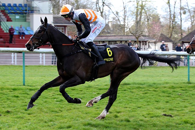 Photo d'arrivée de la course pmu PRIX MASTER BOB à COMPIEGNE le Lundi 24 mars 2025