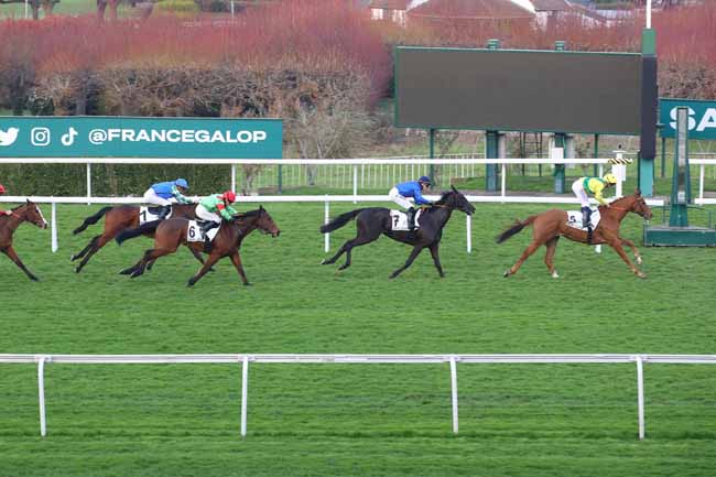 Photo d'arrivée de la course pmu PRIX DE LA VILLA DES BRILLANTS à SAINT CLOUD le Mardi 25 mars 2025