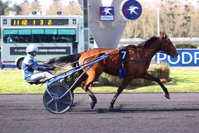 Photo d'arrivée de la course pmu PRIX OBERON à PARIS-VINCENNES le Mardi 1 avril 2025