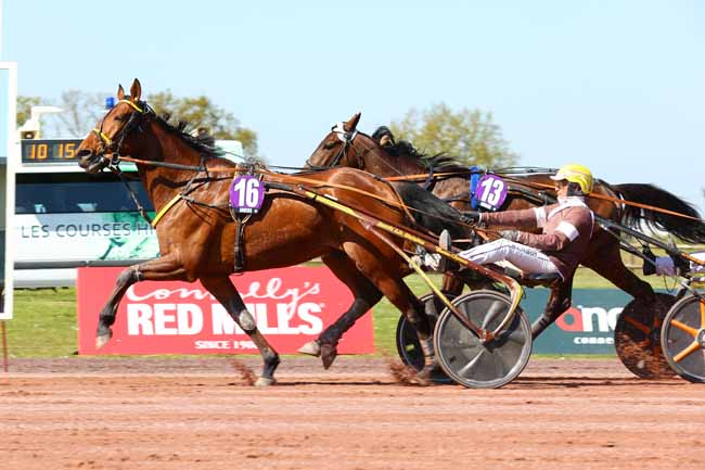Photo d'arrivée de la course pmu GRAND PRIX ANGERS LOIRE METROPOLE à ANGERS le Mercredi 2 avril 2025