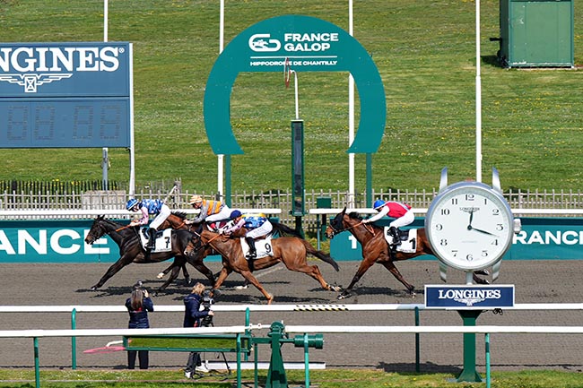 Photo d'arrivée de la course pmu PRIX DU CHEMIN DE CHAMANT à CHANTILLY le Jeudi 10 avril 2025