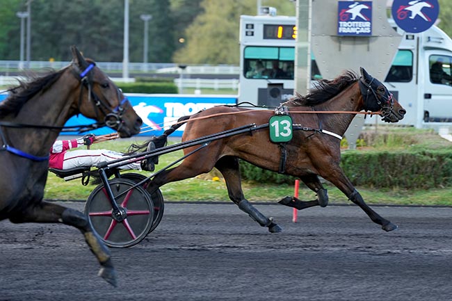 Photo d'arrivée de la course pmu PRIX BAMBERGA à PARIS-VINCENNES le Mardi 15 avril 2025