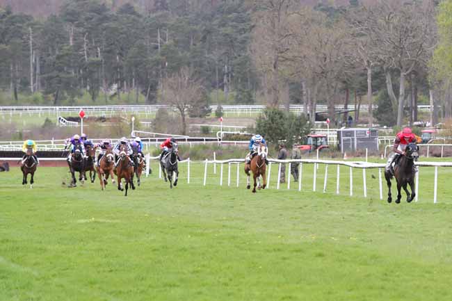 Photo d'arrivée de la course pmu PRIX D'ENGHIEN à FONTAINEBLEAU le Mercredi 16 avril 2025