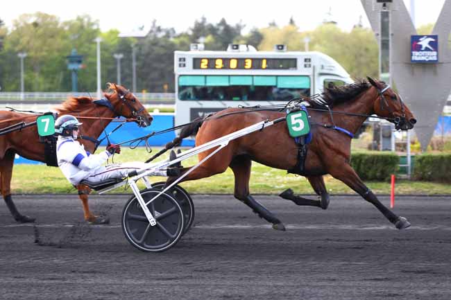 Photo d'arrivée de la course pmu PRIX ASCHERA à PARIS-VINCENNES le Vendredi 18 avril 2025