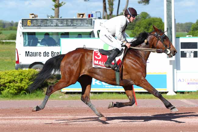 Photo d'arrivée de la course pmu GRAND NATIONAL DES JOCKEYS à MAURE DE BRETAGNE le Mercredi 23 avril 2025