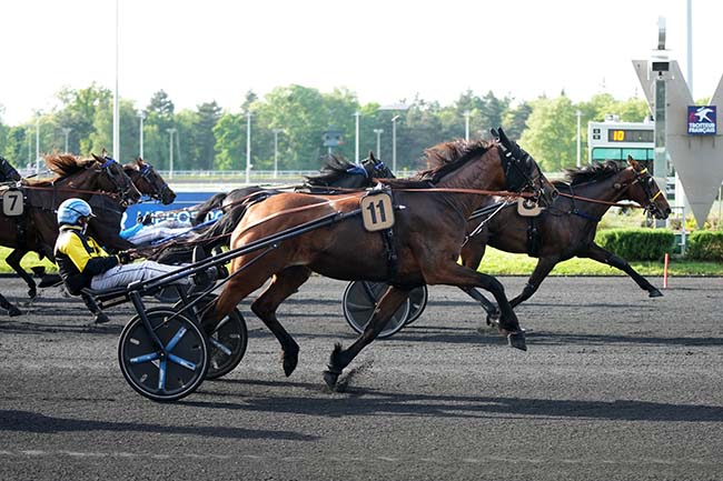 Photo d'arrivée de la course pmu PRIX POLANA à PARIS-VINCENNES le Vendredi 2 mai 2025