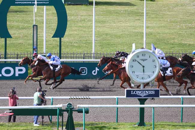 Photo d'arrivée de la course pmu PRIX DE BARBERY à CHANTILLY le Vendredi 2 mai 2025