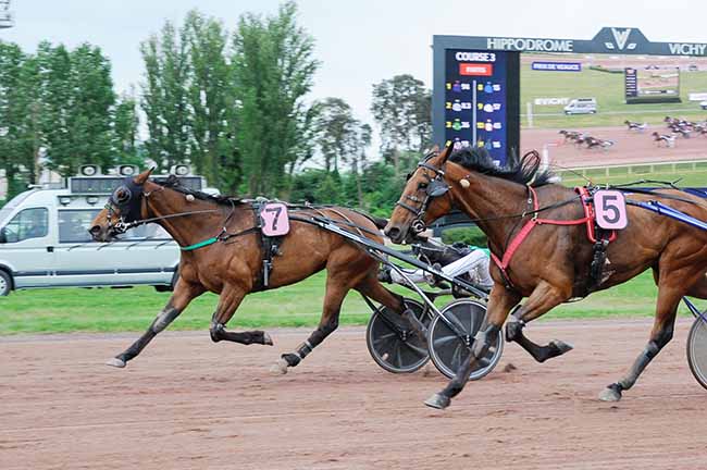 Photo d'arrivée de la course pmu PRIX DE VEAUCE à VICHY le Lundi 5 mai 2025